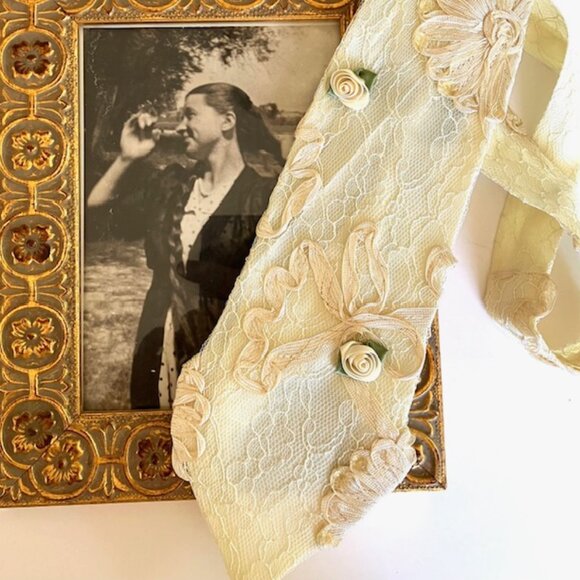 Lovely Lace Tie with appliques and roses in a soft romantic antique white color. - Picture 4 of 4